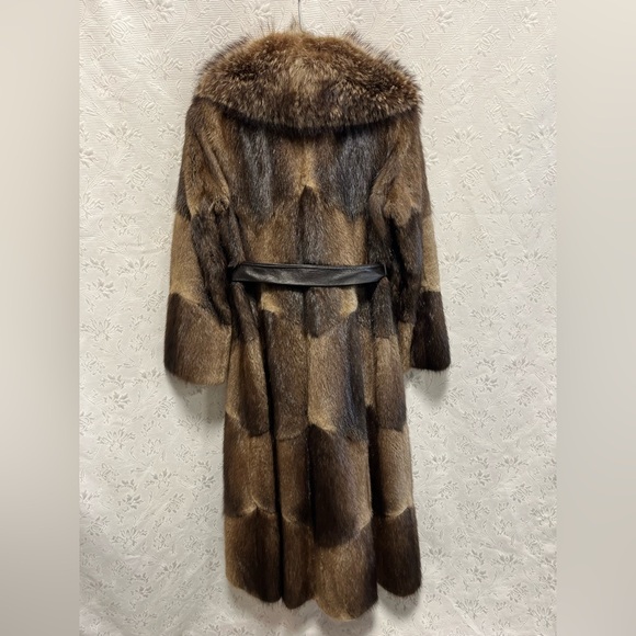 1980 Muskrat Fur Coat with Raccoon Collar - Picture 3 of 9